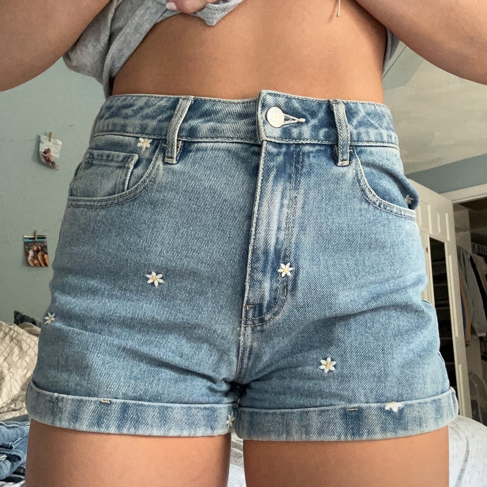Pacsun shorts with daisies